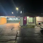 Deluxe Inn Motel