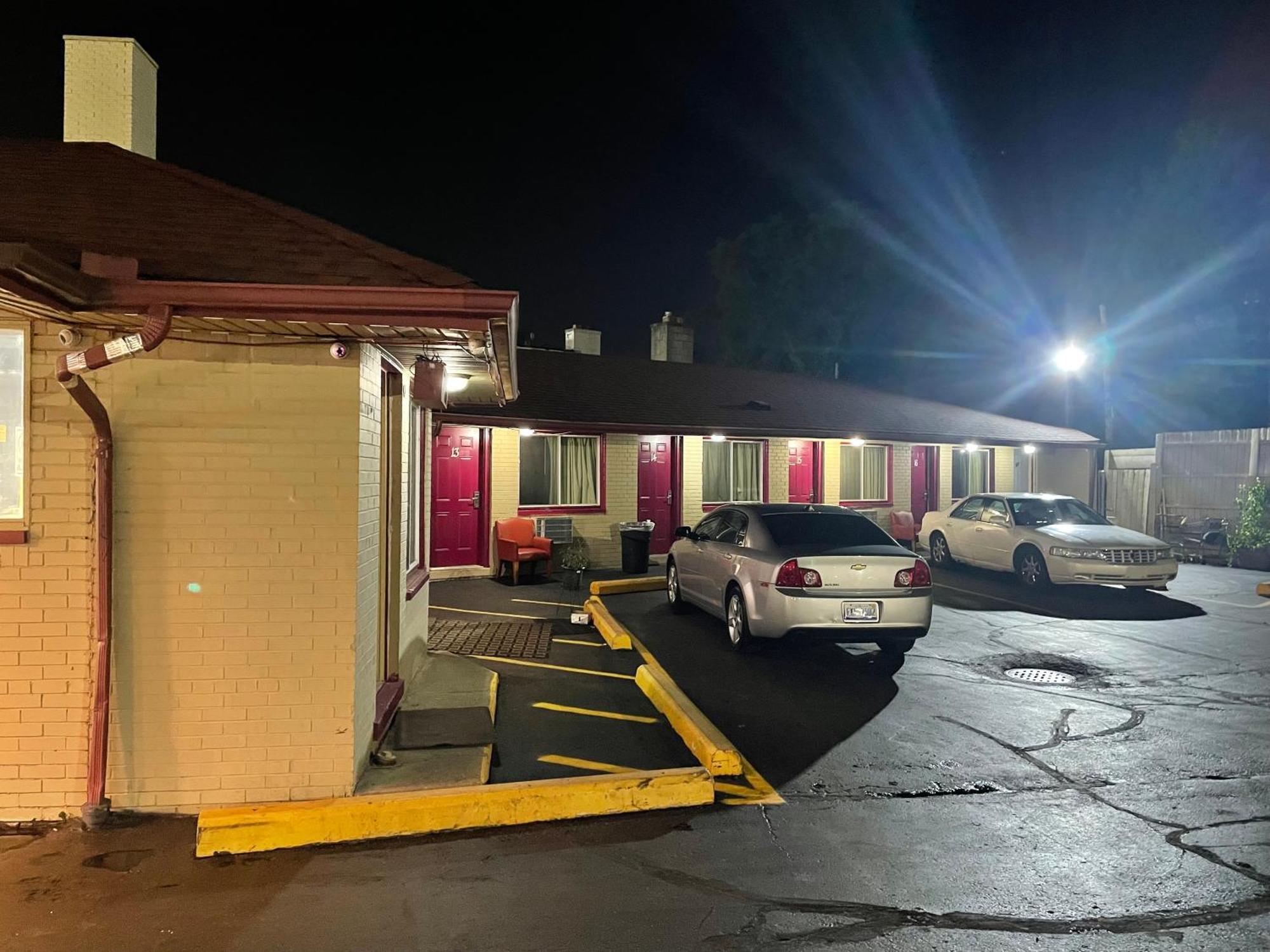 Motel Deluxe *
