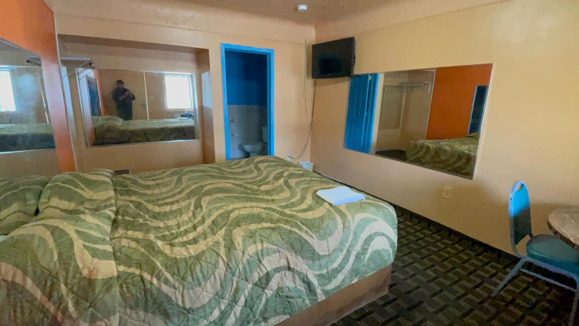 Deluxe Motel Detroit