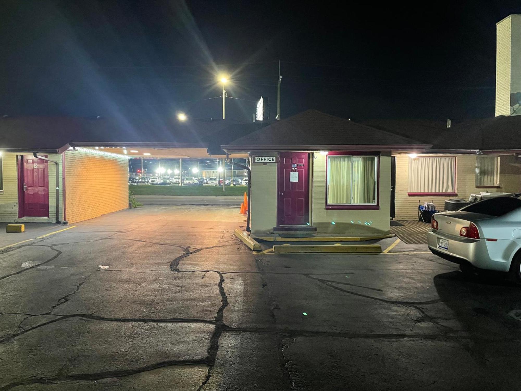 Deluxe Motel *