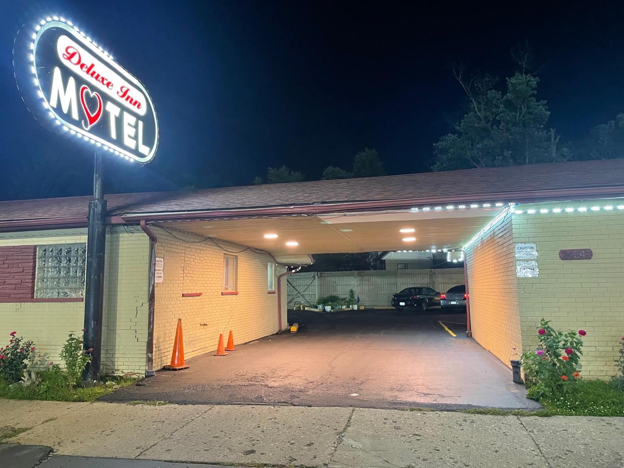 Motel Deluxe *