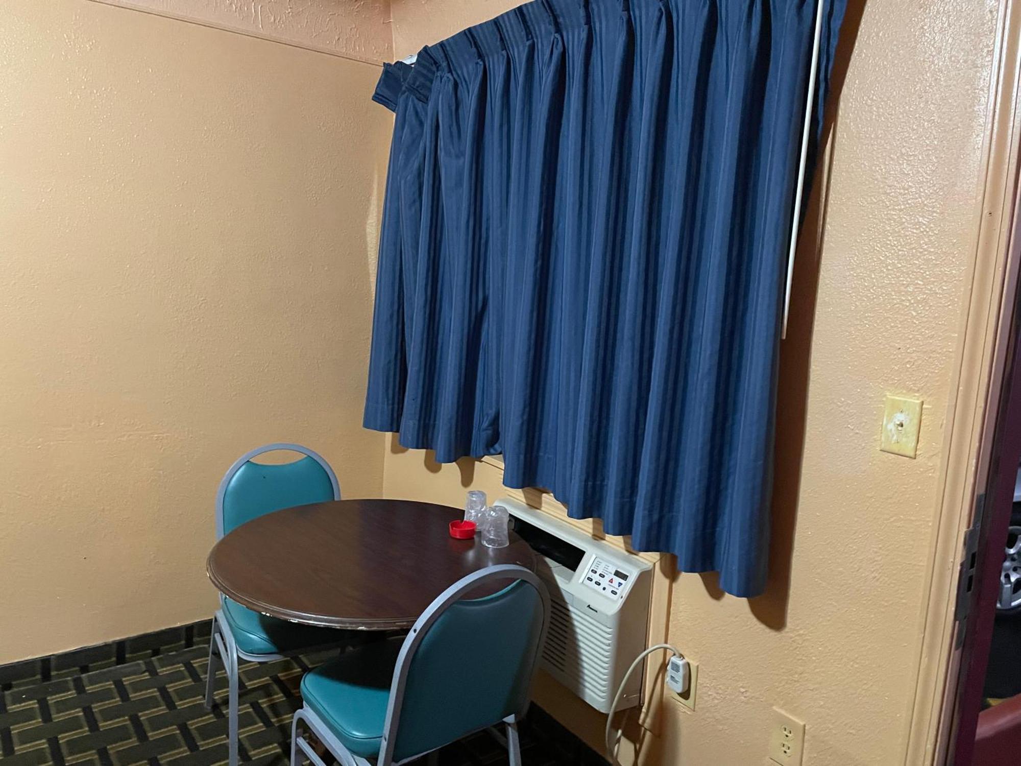 Motel Deluxe *