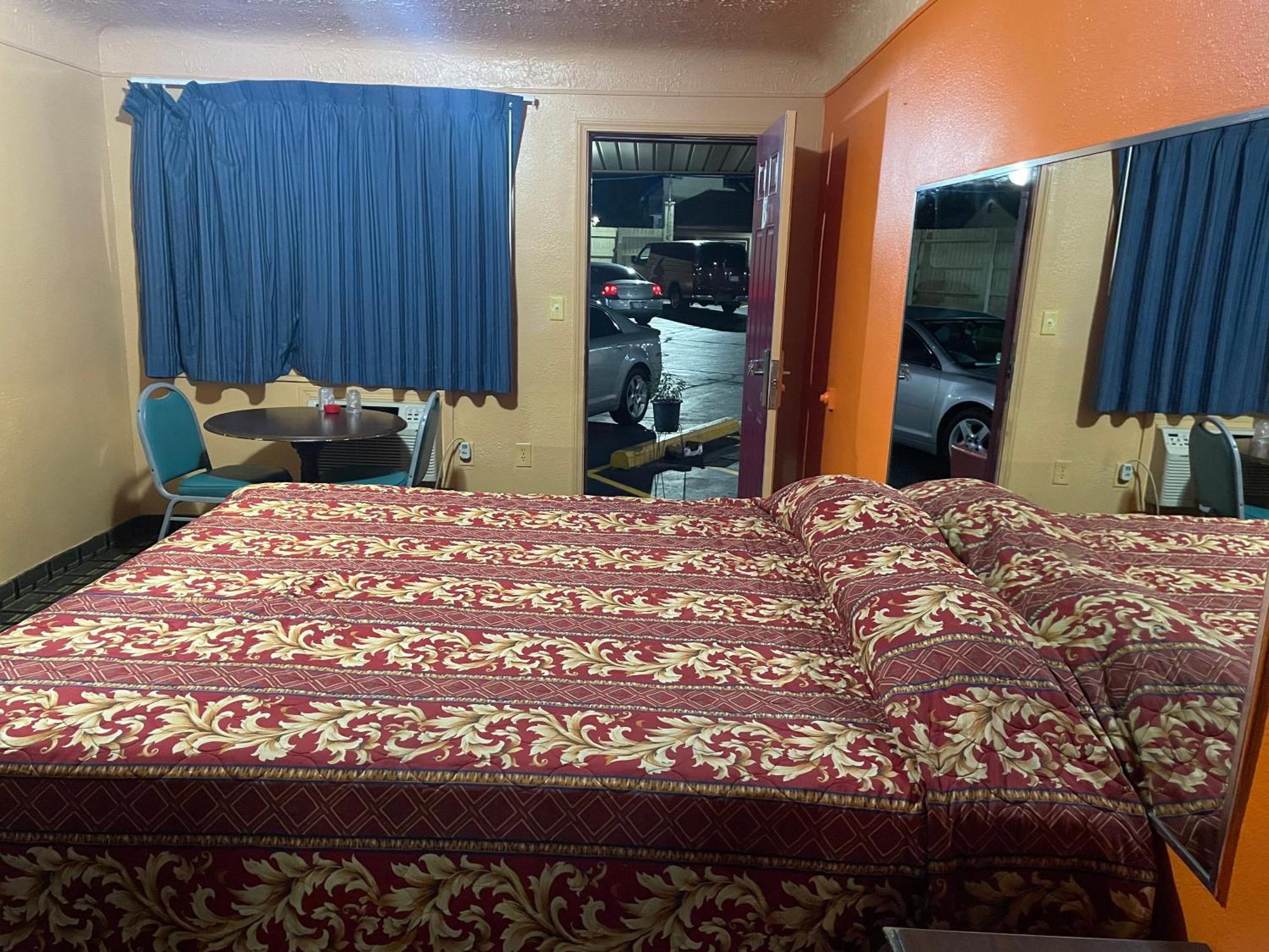 Deluxe Motel *